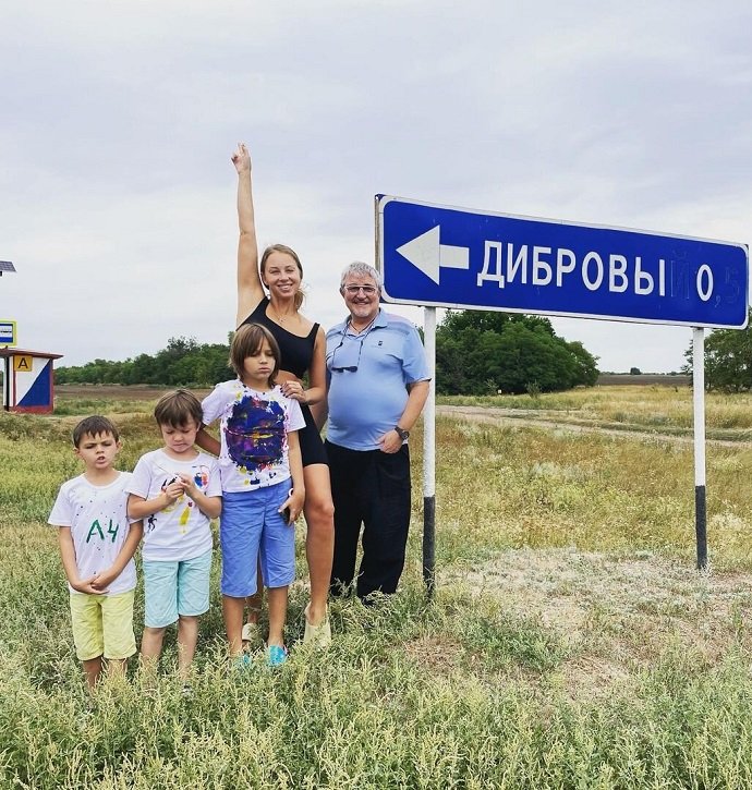 Молодая жена Дмитрия Диброва привела в дом священника после его увольнения из шоу «Кто хочет стать миллионером?»