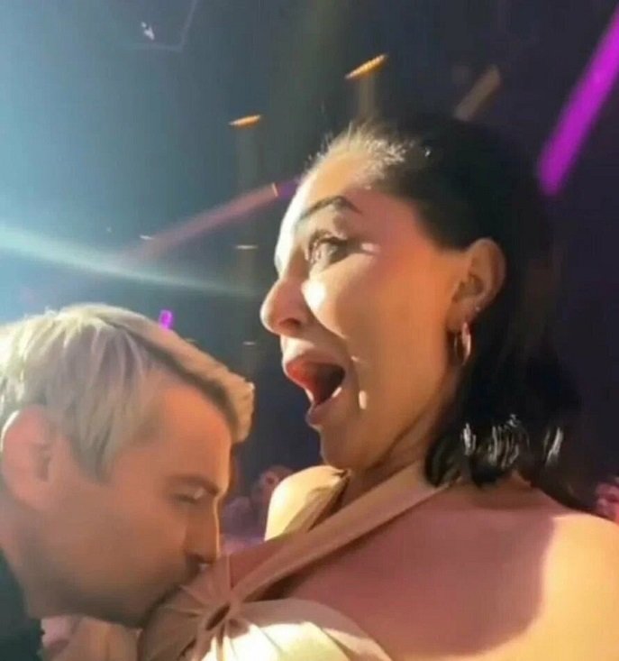 Николай Басков поцеловал грудь фанатки на концерте