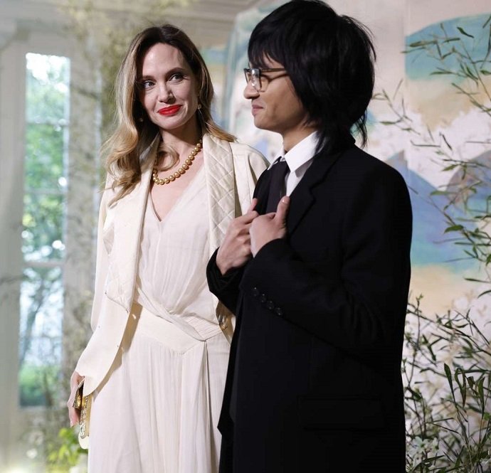 Голливудская актриса Анджелина Джоли вывела в свет возмужавшего сына