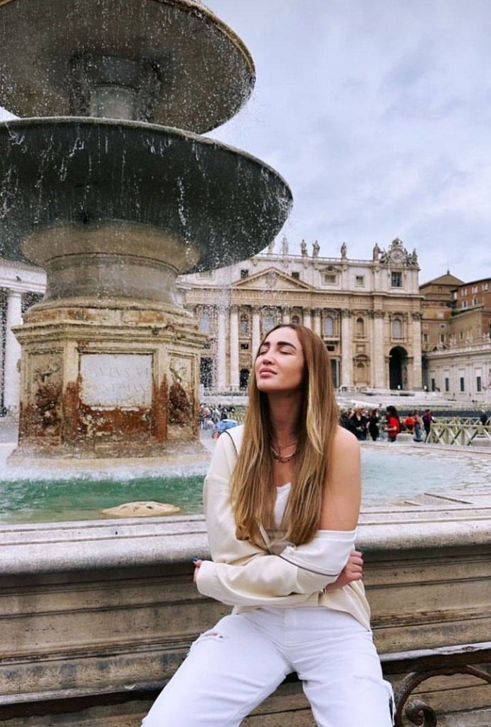 Ольга Бузова улетела на отдых в Рим с симпатичным мужчиной