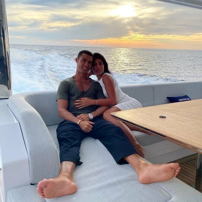 38-летний футболист Криштиану Роналду опроверг слухи о разладе с моделью Джорджиной Родригес