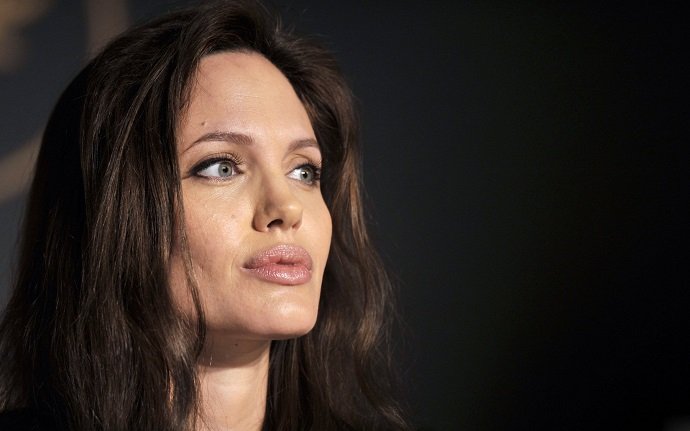 Анджелина Джоли поделилась редким снимком со своей покойной матерью