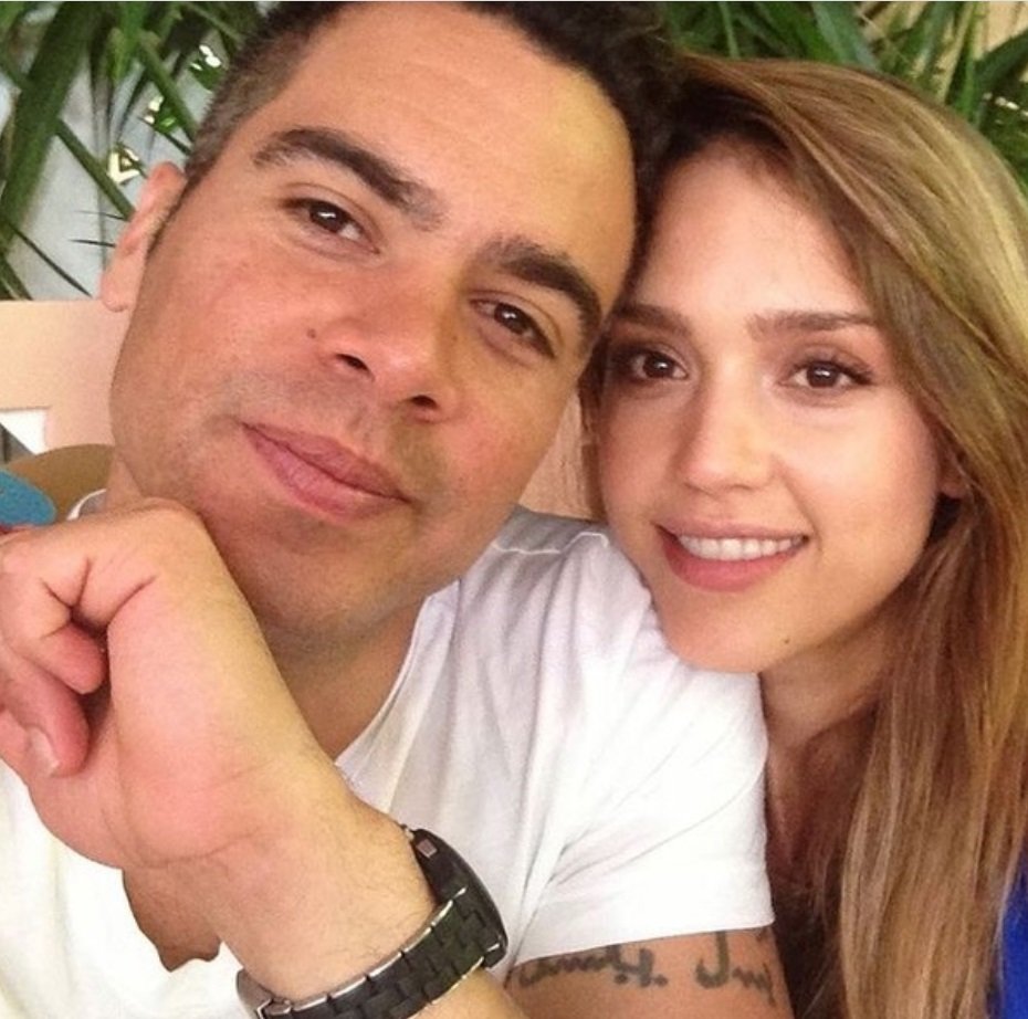 Джессика Альба отметила 15-летнюю годовщину брака, показав фото с супругом