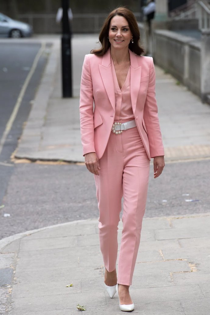 Кейт Миддлтон в розовом костюме посетила музей в Лондоне