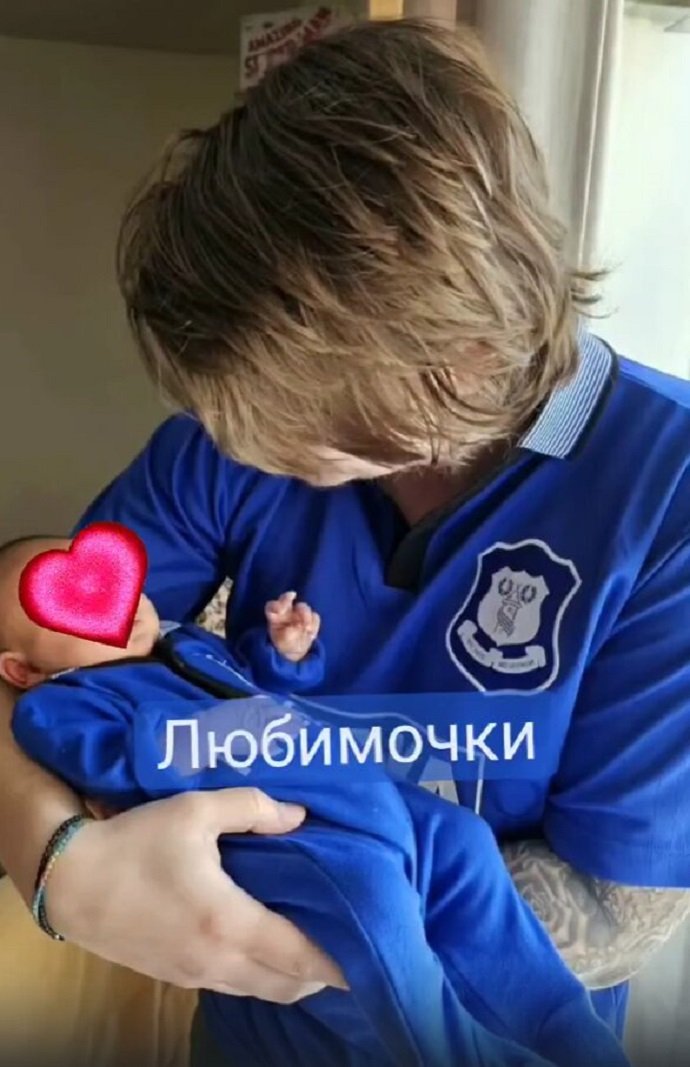 Недавно ставшая бабушкой Инна Михайлова показала новорожденную внучку