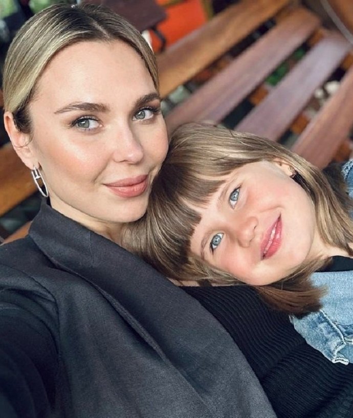 Пелагея опубликовала новое фото с дочерью от хоккеиста Ивана Телегина