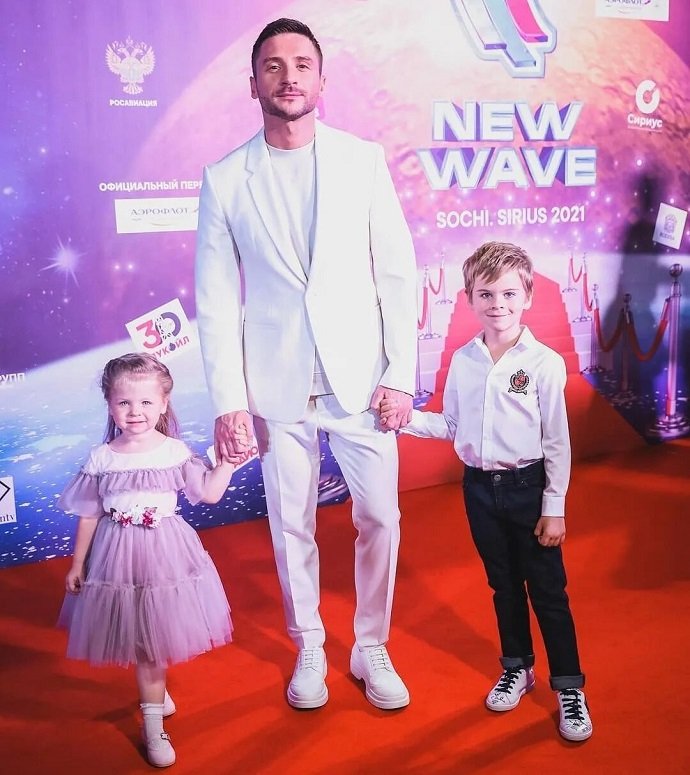 Сергей Лазарев поделился совместным снимком со своими подросшими детьми 