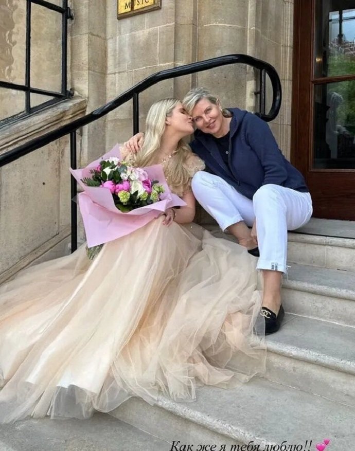 22-летняя дочь Александра Малинина запечатлела себя в платье невесты