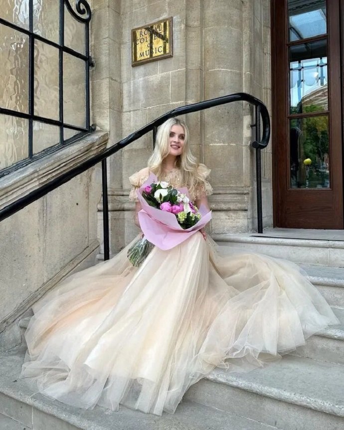 22-летняя дочь Александра Малинина запечатлела себя в платье невесты