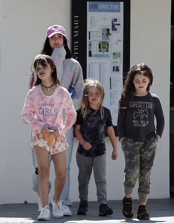Меган Фокс ответила на обвинения в том, что заставляет сыновей носить одежду для девочек