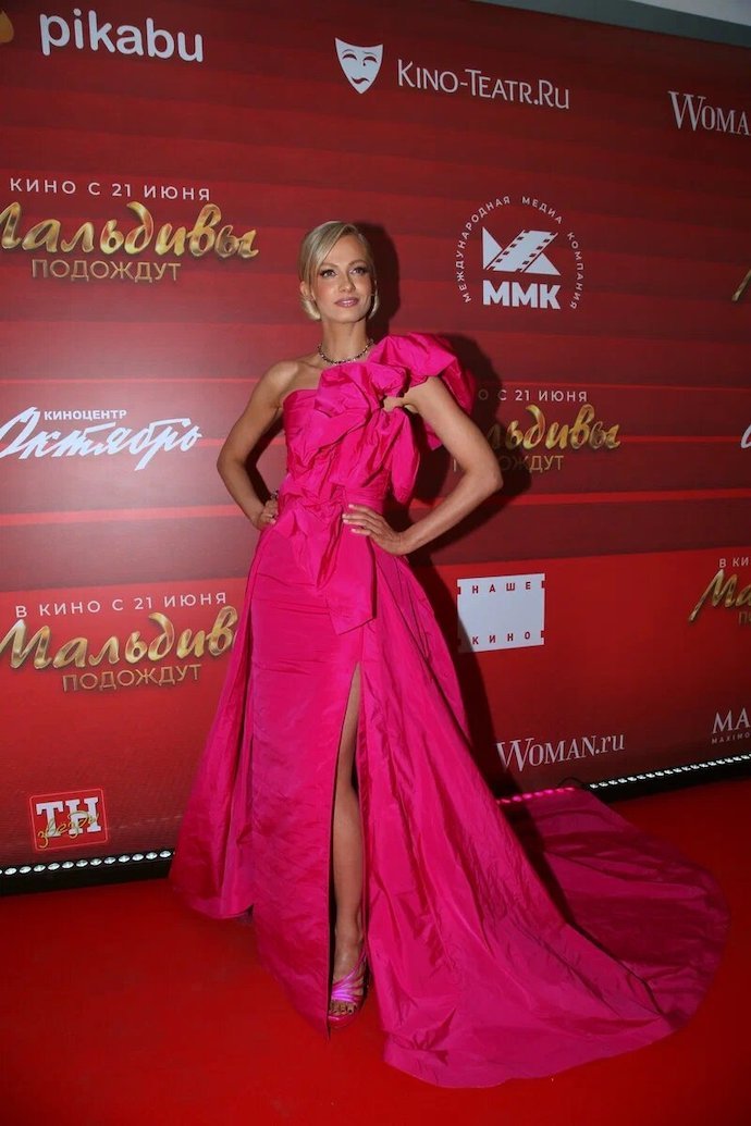 Полина Максимова появилась на премьере фильма в эффектном наряде и рассказала про отношения
