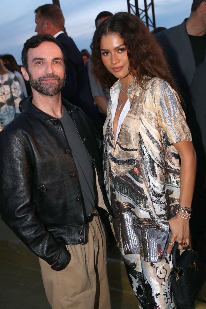 Беременная Рианна засветила голое пузо, а Ким Кардашьян впихнула свои телеса в пиксельный принт на показе Louis Vuitton. Топ фото звездных гостей на шоу