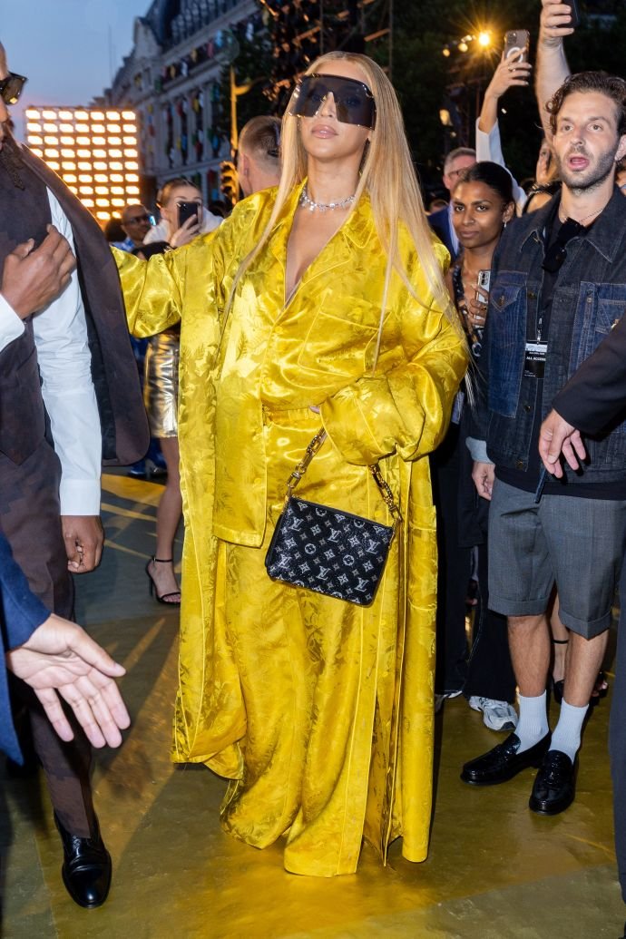 Беременная Рианна засветила голое пузо, а Ким Кардашьян впихнула свои телеса в пиксельный принт на показе Louis Vuitton. Топ фото звездных гостей на шоу