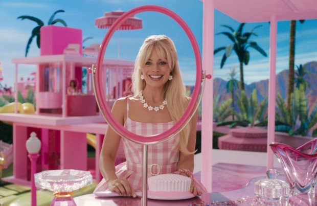 Марго Робби появилась на фотоколле фильма «Барби» в ярком мини-платье 