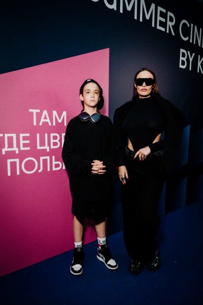 Алена Водонаева впервые за долгое время появилась на публике с сыном 