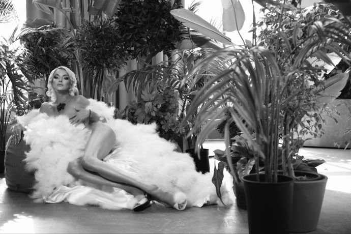 Анастасия Волочкова снялась обнажённой с кроликами в фотосессии Елены Галицыной