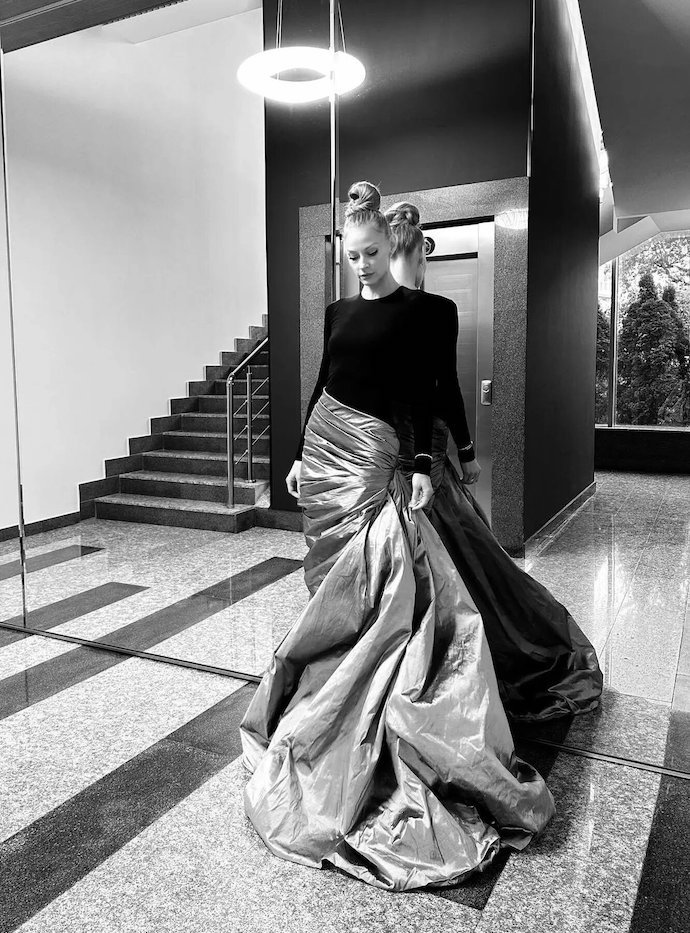 Светлана Ходченкова в необычном платье сфотографировалась в Эрмитаже 