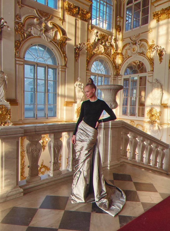 Светлана Ходченкова в необычном платье сфотографировалась в Эрмитаже 