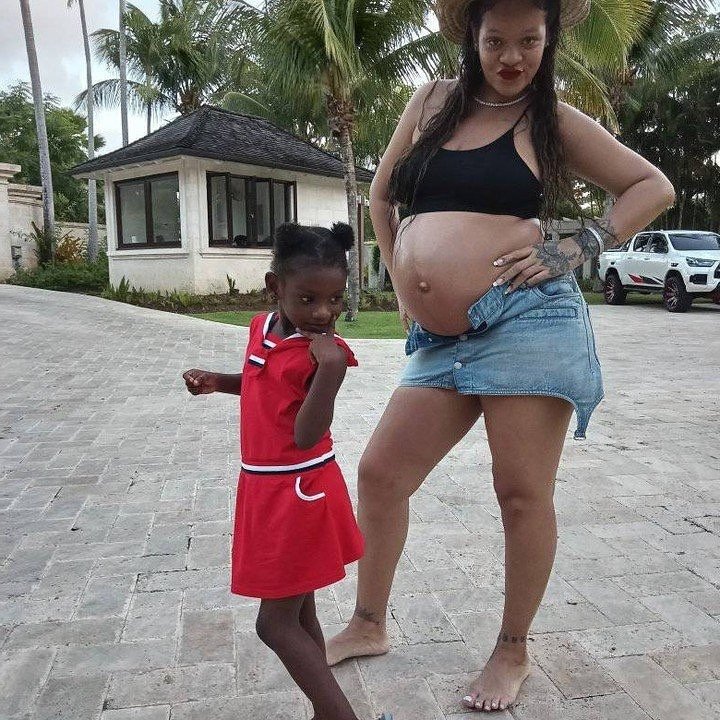 В сети появились фото с отдыха беременной Рианны на Барбадосе