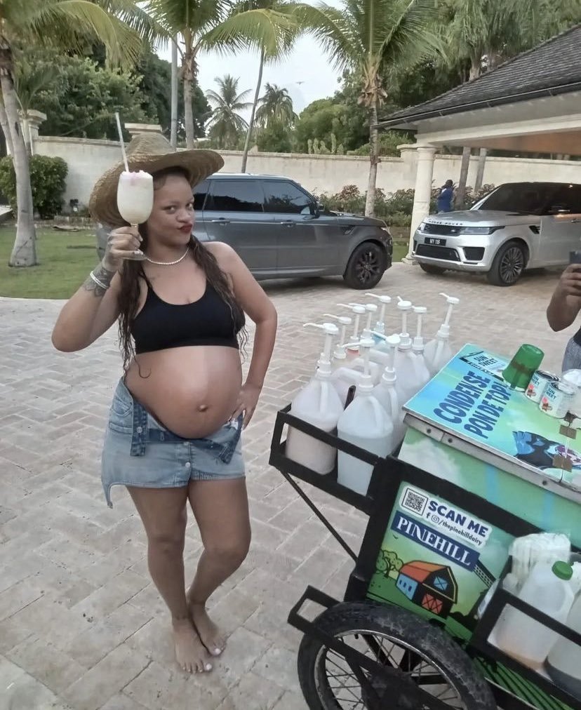 В сети появились фото с отдыха беременной Рианны на Барбадосе