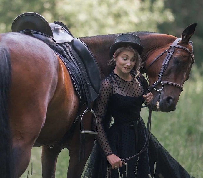 19-летняя фигуристка Алена Косторная показала неудачные кадры фотосессии с конем
