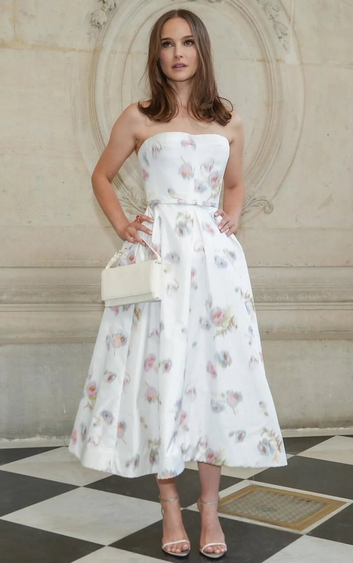 Натали Портман в платье с открытыми плечами появилась на светском мероприятии 