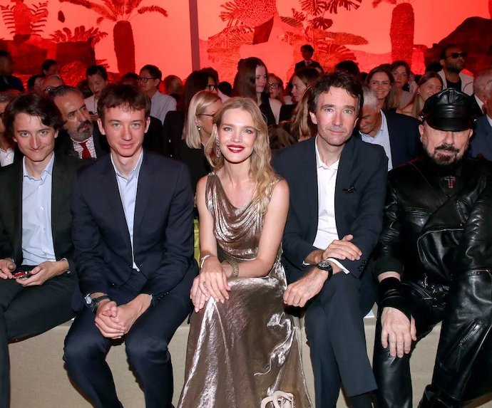 Наталья Водянова с мужем Антуаном Арно посетила показ Christian Dior