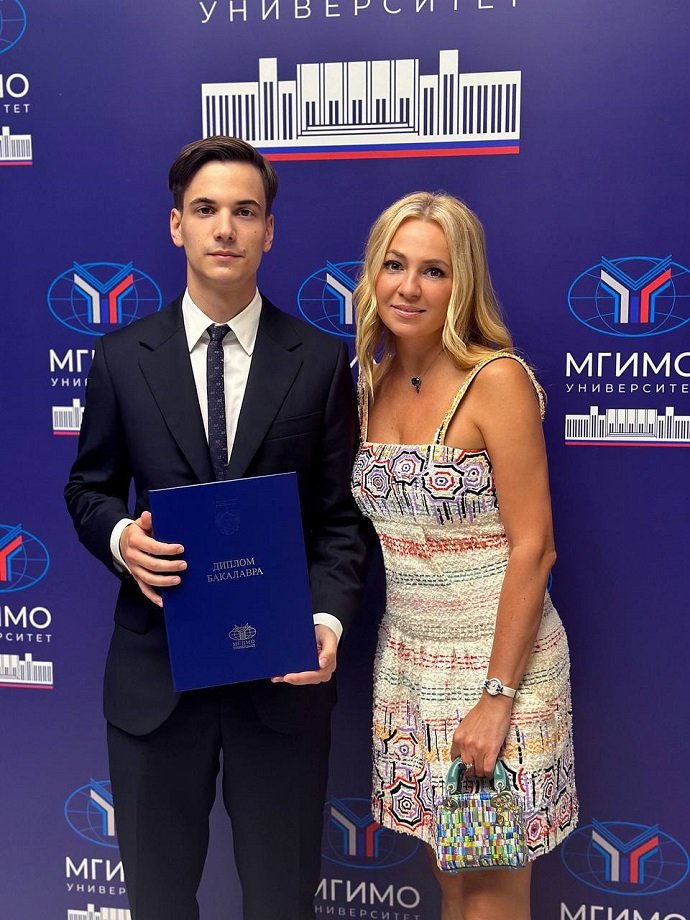 Яна Рудковская поздравила сыновей от бывшего мужа с окончанием МГИМО 