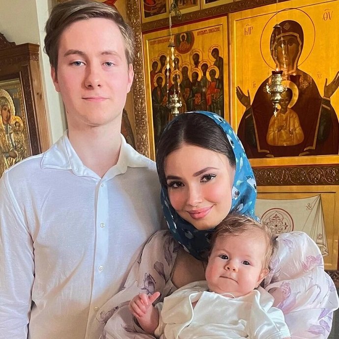 19-летняя звезда сериала «Воронины» Мария Ильюхина впервые показала лицо маленькой дочери