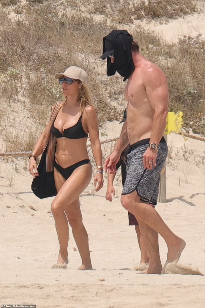 Голливудский актер Крис Хемсворт и его жена Эльза Патаки отдыхают на Ибице