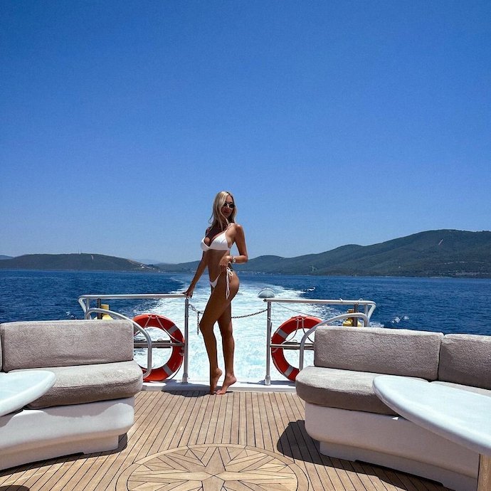 39-летняя модель Виктория Лопырева запечатлела себя на отдыхе в Турции 