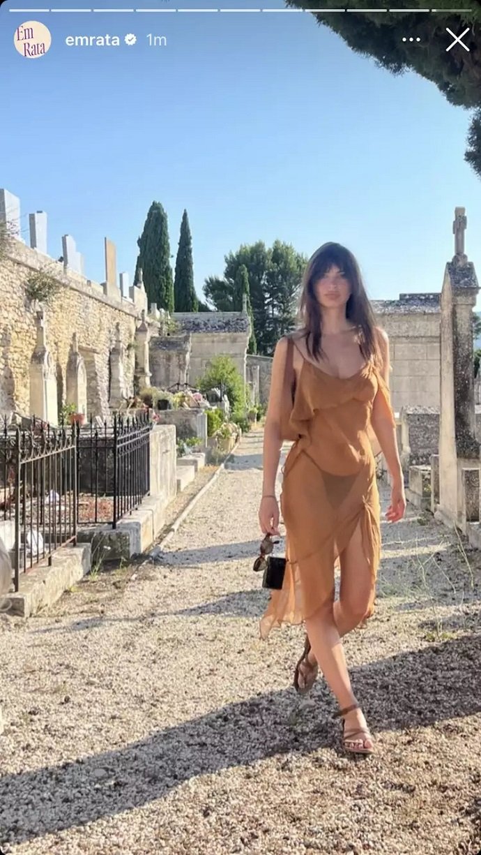 Модель Эмили Ратаковски раскритиковали за откровенное платье на кладбище
