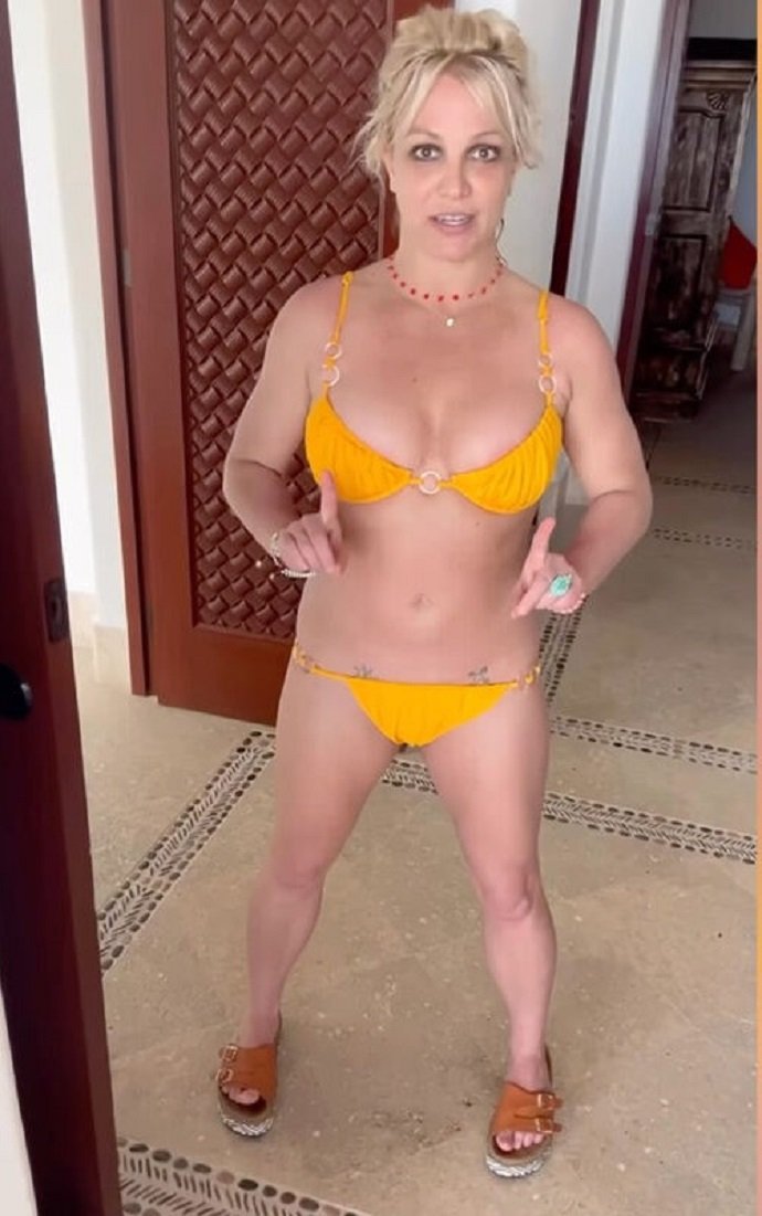 41-летняя Бритни Спирс снялась в купальнике не по размеру