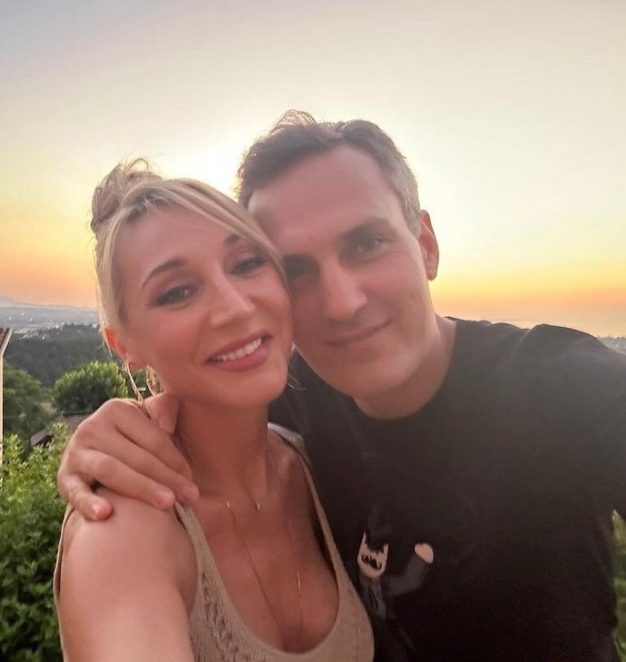 Кристина Орбакайте выложила милое фото с мужем во время итальянских каникул