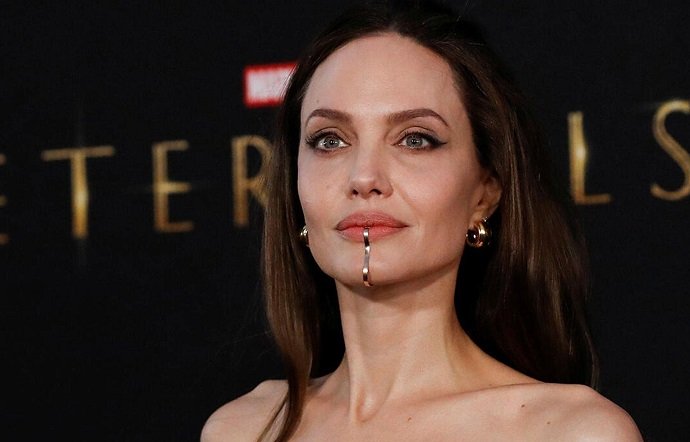 Пользователи Сети обсуждают изменения во внешности Анджелины Джоли