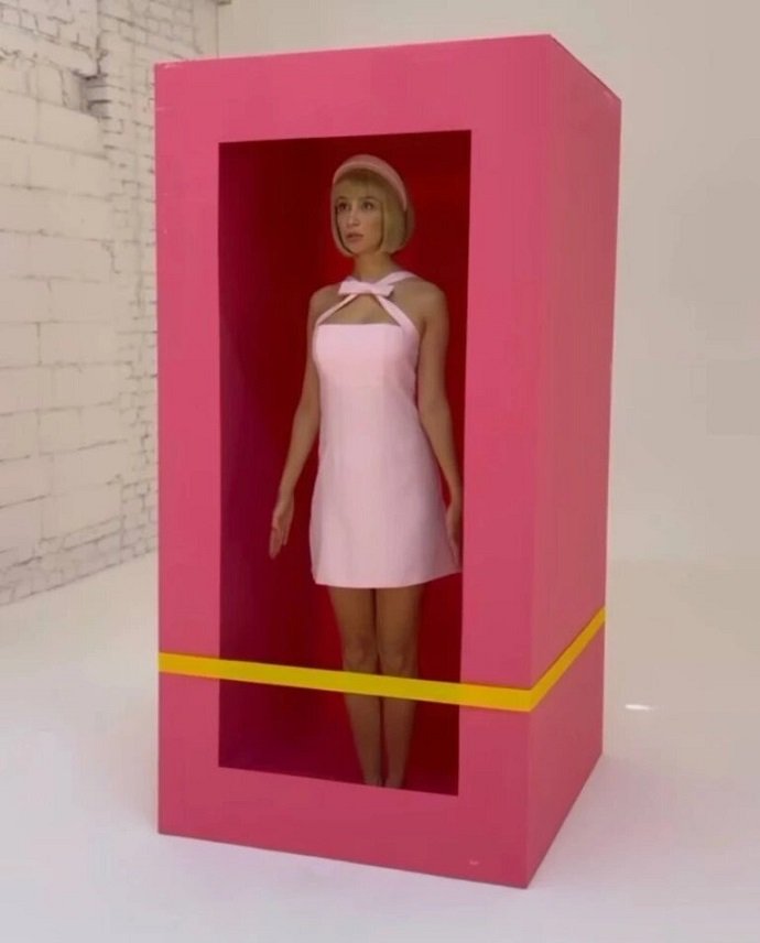 Равшана Куркова показала фигуру в розовом мини-платье Барби