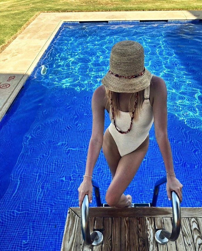 40-летняя певица Анастасия Стоцкая похвасталась фигурой в купальнике
