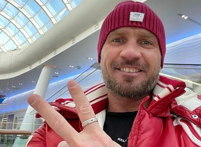 46-летний фигурист Роман Костомаров выложил кадры встречи своих детей в аэропорту