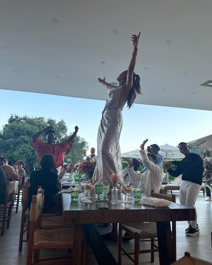 Дженнифер Лопес бурно отметила свой 54-й день рождения танцами на столе