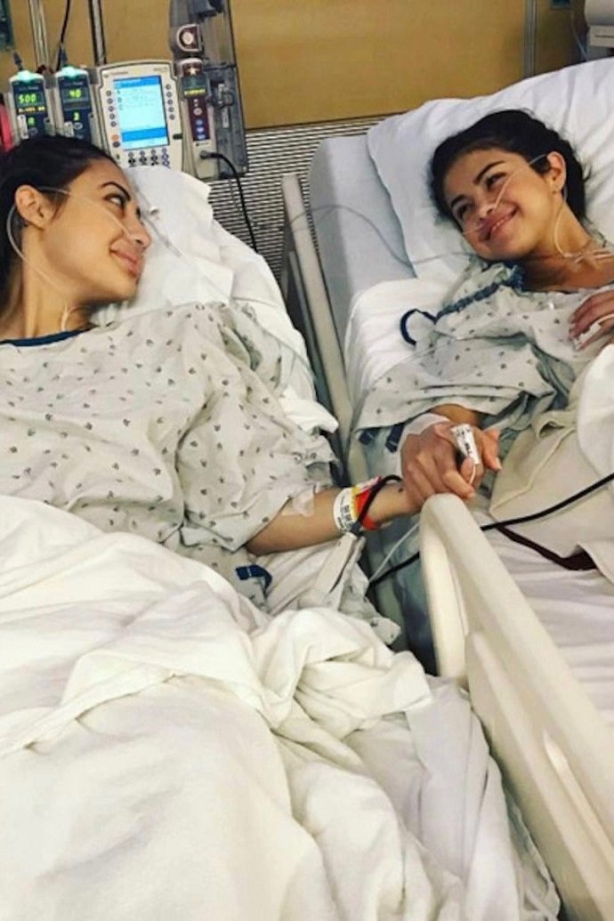 31-летняя поп-исполнительница Селена Гомес помирилась с подругой, которая пожертвовала для нее свою почку 