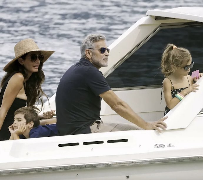 62-летний актер Джорд Клуни вместе с семьей отправился на отдых в Италию 