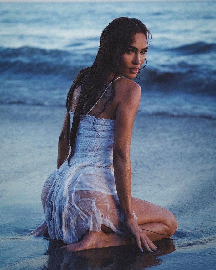 37-летняя актриса и модель Меган Фокс показала свою фигуру в мокром платье