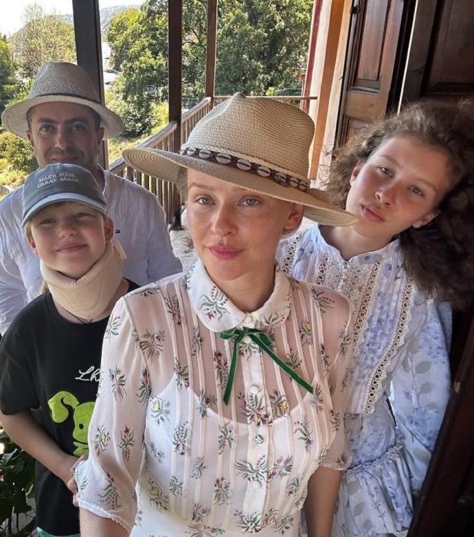 Юлия Пересильд запечатлела себя вместе с повзрослевшими дочерьми от Алексея Учителя