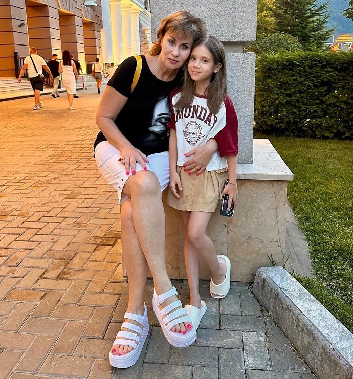 Мама Гарика Харламова опубликовала фото юмориста с дочерью Настей на отдыхе в Сочи