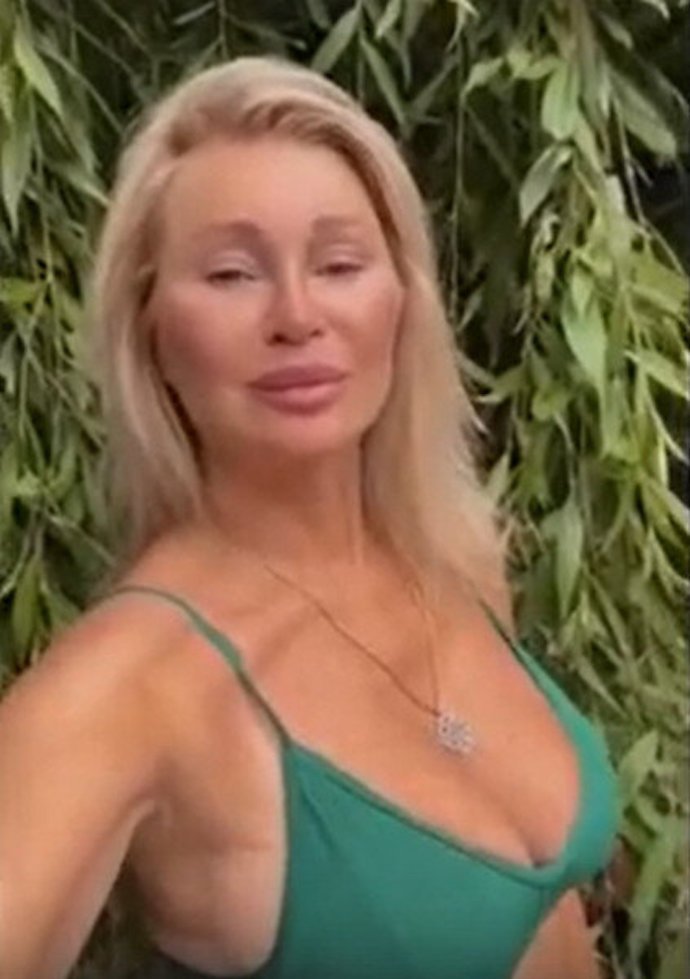 59-летняя певица Вика Цыганова продемонстрировала фигуру в купальнике