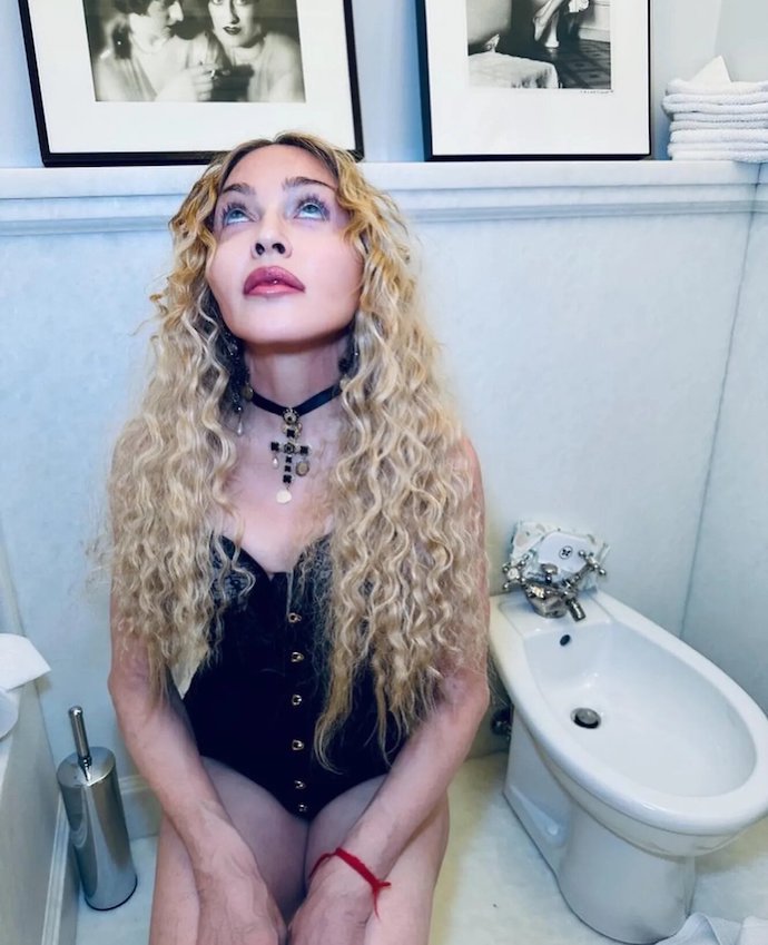 Мадонна подогрела слухи о своем возвращении на сцену серией пикантных фото