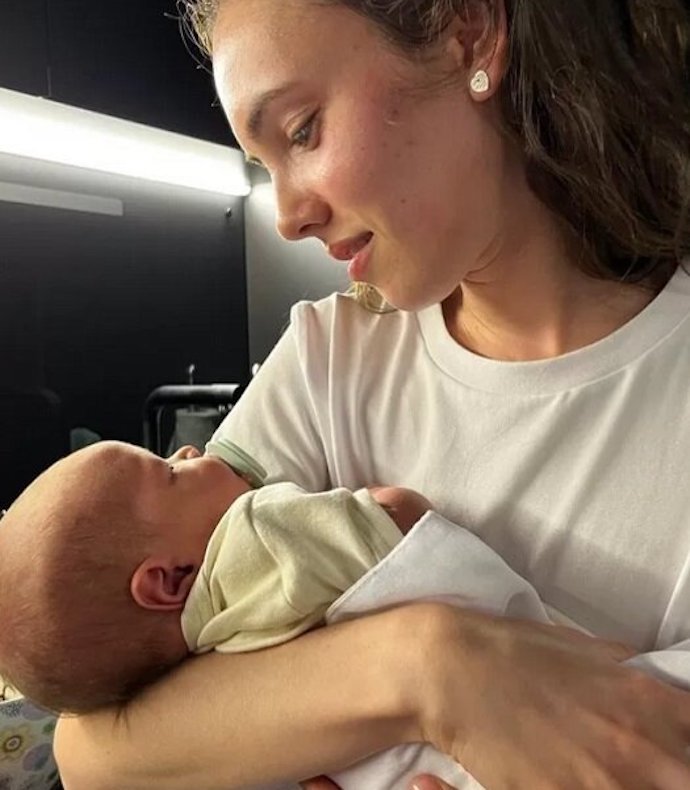 Девушка Александра Петрова Стася Милославская удивила поклонников фотографией с младенцем