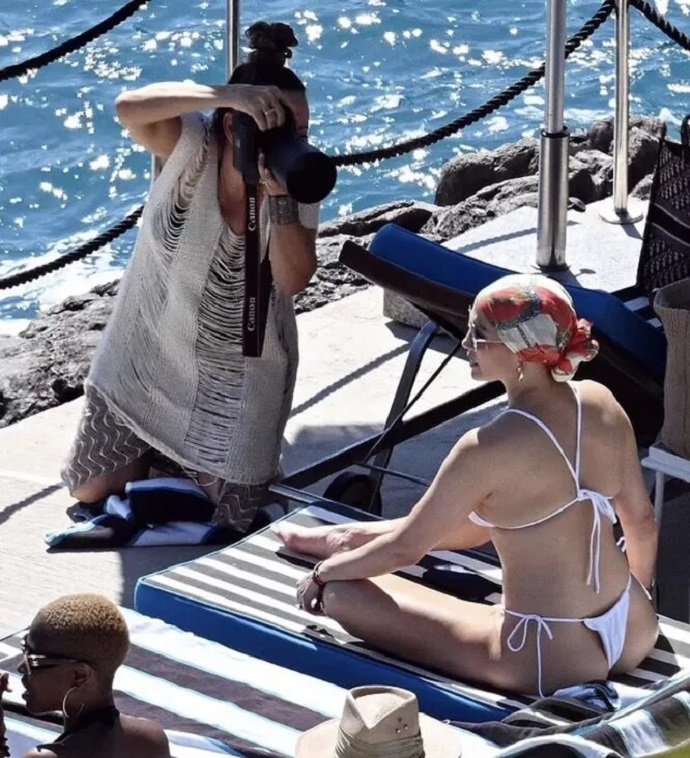 Дженнифер Лопес попала в объективы папарацци на пляже Италии 