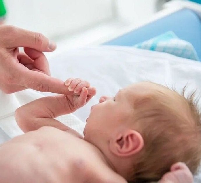 Дмитрий Спиридонов показал новое фото с новорожденным сыном от «татушки» Лены Катиной 