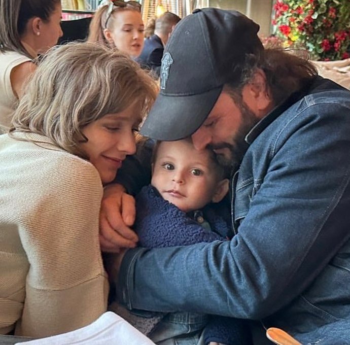Илья Авербух поделился трогательными фото с женой Лизой Арзамасовой и сыном 